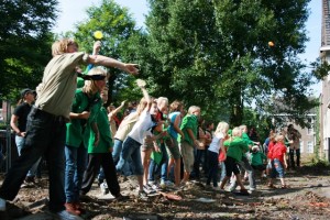 Scoutingkinderen gooien in september 2010 verfbommetjes naar het oude gebouw in de Waterhoef, een ludiek afscheid voorafgaande aan hun verhuizing naar de Sportlaan.