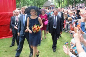 Koningin Maxima herkent burgemeester Hans Janssen en loopt op hem af.