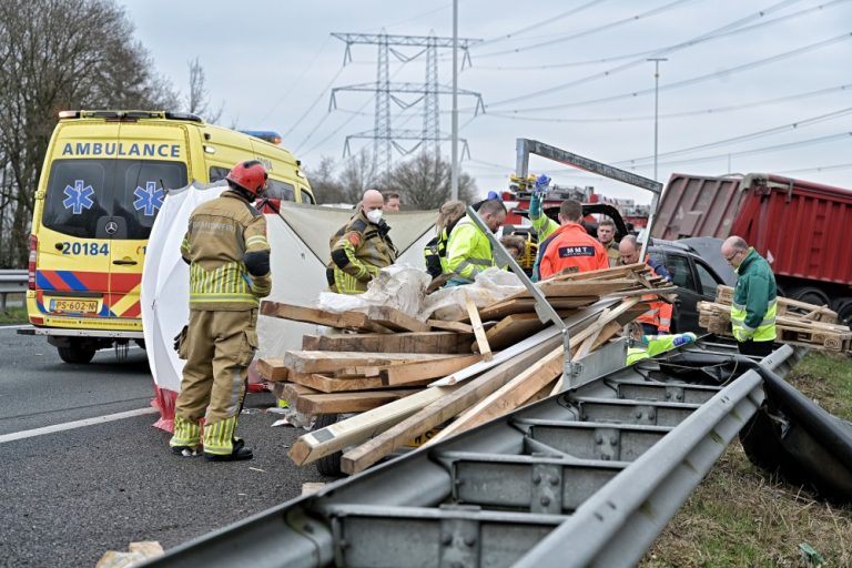 Dode bij ernstig ongeval met vrachtwagen op A58 bij Moergestel (Update)