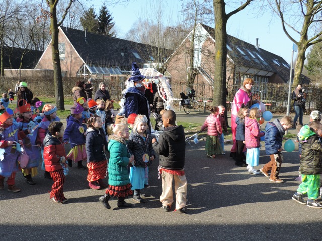 Carnavalsoptocht voor de schooljeugd in de wijk Pannenschuur