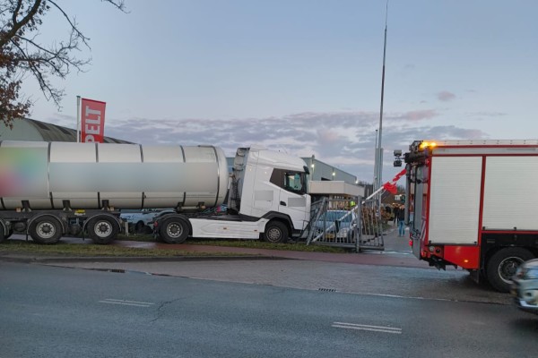 Vrachtwagen ontspoort op industrieterrein Oisterwijk