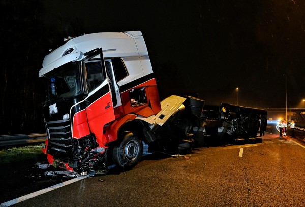 Vrachtwagen gekanteld op A58 Moergestel Tilburg