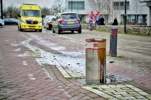 Auto botst op beweegbare wegblokkering in Oisterwijk