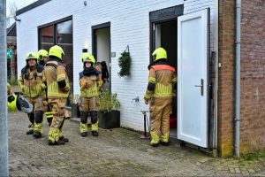 Brandweer ter plaatse bij pand met brandlucht (Foto: Toby de Kort).